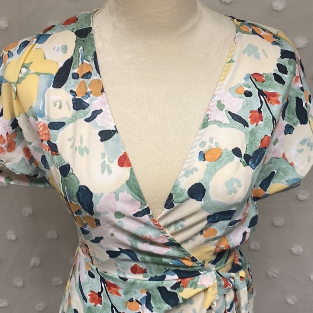SHEIN Floral Wrap Dress - Picture 6 of 9